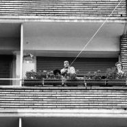 Argazki honetan, balkoitik balkoira dagoen sudur handi baten irudia agertzen da.
Porrontxoek hiru urte besterik ez zituzten, 1982an jaio baitziren. Jaiak Plaza Berrin ospatu ziren, Plaza Haundi ez zelako existitzen. Han, Plaza Berrin agertoki prekario bat muntatzen zen, plaza apaintzen zen, herri bazkariak egiten ziren.