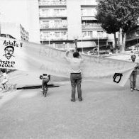 Hasieratik, festetan preso zeuden egiatarrak gogoratzen ziren. Pankartak Isidoro Lapeña gogorarazten du, garai hartan Alcalan preso zegoena.
Porrontxoek hiru urte besterik ez zituzten, 1982an jaio baitziren. Jaiak Plaza Berrin ospatu ziren, Handi Plaza ez zelako existitzen. Han, Plaza Berrin agertoki prekario bat muntatzen zen, plaza apaintzen zen, herri bazkariak egiten ziren.