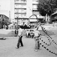 Argazki honetan, balkoitik balkoira dagoen sudur handi baten irudia agertzen da.
Porrontxoek hiru urte besterik ez zituzten, 1982an jaio baitziren. Jaiak Plaza Berrin ospatu ziren, Plaza Haundi ez zelako existitzen. Han, Plaza Berrin agertoki prekario bat muntatzen zen, plaza apaintzen zen, herri bazkariak egiten ziren.