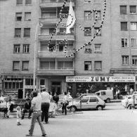 Argazki honetan, balkoitik balkoira dagoen sudur handi baten irudia agertzen da.
Porrontxoek hiru urte besterik ez zituzten, 1982an jaio baitziren. Jaiak Plaza Berrin ospatu ziren, Plaza Haundi ez zelako existitzen. Han, Plaza Berrin agertoki prekario bat muntatzen zen, plaza apaintzen zen, herri bazkariak egiten ziren.