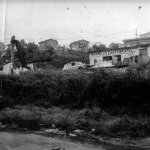 1984. Marmoles Cantabria, goitik ikusita.
1875. urtean Donostiako hilerria Polloe baserriko lurretan jartzea erabaki zuten. Gertaera horrek marmolgintzako hainbat enpresa erakarri zituen Egia auzora. Horietako bat Marmoles Cantabria izan zen, gaur egun Plaza Handi dagoen tokian zegoena. XX. mendeko 80ko hamarkada arte iraun zuen bere jarduerak, Astigarragara aldatu zen arte. Udalak eraitsi zuen 1987an.