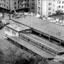 1984. Marmoles Cantabria, goitik ikusita.
1875. urtean Donostiako hilerria Polloe baserriko lurretan jartzea erabaki zuten. Gertaera horrek marmolgintzako hainbat enpresa erakarri zituen Egia auzora. Horietako bat Marmoles Cantabria izan zen, gaur egun Plaza Handi dagoen tokian zegoena. XX. mendeko 80ko hamarkada arte iraun zuen bere jarduerak, Astigarragara aldatu zen arte. Udalak eraitsi zuen 1987an.