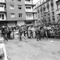 Argazkian, kuadrilen arteko arrautz borroka.
Kuadrillak izan ziren Porrontxoen asmakizun nagusia. 1984an batzuk sortu ziren eta hasieran oso gutxi ziren.  Oraindik ez zuten festen antolakuntzan parte hartzen. Hori gero etorri zen. 
1985ean kuadrilla gehiago animatu ziren. Urte honetan kuadrillen arteko jokoak antolatu ziren. Arrakasta handienetako bat arrautzen borroka zen, Tejeriako sarreran egiten zena.
1986an 24 kuadrilla ofizial zeuden eta jada festen antolakuntzan parte hartzen zuten. Lana koadrilen artean banatzen zen eta talde bakoitza jaien alderdi batez arduratzen zen.
90eko hamarkadaren hasieran 50 kuadrilla baino gehiago zeuden antolatuta, eta horietan mila pertsona baino gehiagok parte hartzen zuten.