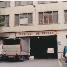 Mercado de Frutas bezala ezaguna zen fruten merkatua ageri da, ondoan, polizia nazionalaren kuartela ikusi daiteke.
1941 eraiki zen eta 1993an eraitsia izan arte iraun zuen. 
Barazkiak eta fuituak saltzen ziren. Tartean, Aitor Ikastolarentzat hor gela batzuk kokatu ziren, haurrentzat beste toki bat ematen zieten bitartean.