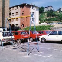 Bizilagunek jarritako kolunpioa Plaza Haundi egin aurreko aparkalekuan. 1990 urte inguruan.

Auzoan Plaza Haundi aldarrikapen bat izan da. Aparkaleku izan aurretik orube horretan lantegi batzuk zeuden: Marmoles Cantabria, Fábrica de Gomas Lizarribar... Lantegiak desagertu ostean urte luzez orubea ikutu gabe geratu zen.
1987an, Udalak lur saila berdindu zuen eta auzokideen eskakizuna kontutan hartu gabe aparkaleku bat sortu zuen. Mugimendu handia eta ekimen ugari egon ziren aparkaleku horren aurka.