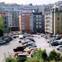 Plaza Haundi egin aurreko aparkalekua 1990 urte inguruan.
Behekaldean bizilagunek jarritako haurrentzako zabu,
txirristrak daude.

Auzoan Plaza Haundi aldarrikapen bat izan da. Aparkaleku izan aurretik orube horretan lantegi batzuk zeuden: Marmoles Cantabria, Fábrica de Gomas Lizarribar... Lantegiak desagertu ostean urte luzez orubea ikutu gabe geratu zen.
1987an, Udalak lur saila berdindu zuen eta auzokideen eskakizuna kontutan hartu gabe aparkaleku bat sortu zuen. Mugimendu handia eta ekimen ugari egon ziren aparkaleku horren aurka.