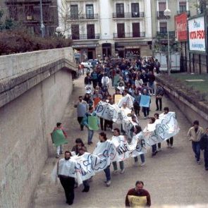 Bizilagunen koordinakundeak antolatutako manifestazioa Plaza Haundiko obren inguruan. Planoetan nabaritutako hainbat gabeziren artean udalak igerilekurik egiteko asmorik ez zuela ikusita bizilagunek egitasmo alternatibo bat osatu zuten eta aldeko 1.600 sinadura jaso ostean, udaletxean aurkeztu zituzten.