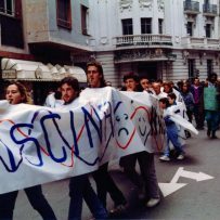 Bizilagunen koordinakundeak antolatutako manifestazioa Plaza Haundiko obren inguruan. Planoetan nabaritutako hainbat gabeziren artean udalak igerilekurik egiteko asmorik ez zuela ikusita bizilagunek egitasmo alternatibo bat osatu zuten eta aldeko 1.600 sinadura jaso ostean, udaletxean aurkeztu zituzten.