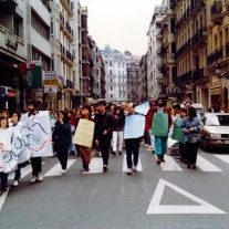 Bizilagunen koordinakundeak antolatutako manifestazioa Plaza Haundiko obren inguruan. Planoetan nabaritutako hainbat gabeziren artean udalak igerilekurik egiteko asmorik ez zuela ikusita bizilagunek egitasmo alternatibo bat osatu zuten eta aldeko 1.600 sinadura jaso ostean, udaletxean aurkeztu zituzten.