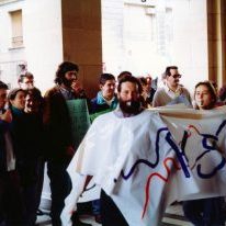 Bizilagunen koordinakundeak antolatutako manifestazioa Plaza Haundiko obren inguruan. Planoetan nabaritutako hainbat gabeziren artean udalak igerilekurik egiteko asmorik ez zuela ikusita bizilagunek egitasmo alternatibo bat osatu zuten eta aldeko 1.600 sinadura jaso ostean, udaletxean aurkeztu zituzten.