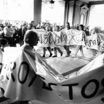 Bizilagunen koordinakundeak antolatutako manifestazioa Plaza Haundiko obren inguruan. Planoetan nabaritutako hainbat gabeziren artean udalak igerilekurik egiteko asmorik ez zuela ikusita bizilagunek egitasmo alternatibo bat osatu zuten eta aldeko 1.600 sinadura jaso ostean, udaletxean aurkeztu zituzten.