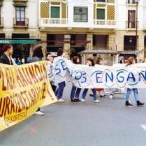 Bizilagunen koordinakundeak antolatutako manifestazioa Plaza Haundiko obren inguruan. Planoetan nabaritutako hainbat gabeziren artean udalak igerilekurik egiteko asmorik ez zuela ikusita bizilagunek egitasmo alternatibo bat osatu zuten eta aldeko 1.600 sinadura jaso ostean, udaletxean aurkeztu zituzten.