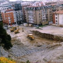 Plaza Haundi, azpiko garageak eta kiroldegia eraikitzeko lanak. Ordurarte aparkalekua izan zen orubea.