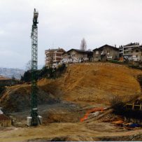 Plaza Haundi, azpiko garageak eta kiroldegia eraikitzeko lanak. Ordurarte aparkalekua izan zen orubea.