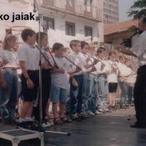 Ikastola egunean, Aitor Ikastolako 1986an jaiotako ikasleek osatzen zuten txistulari taldea, Dani Ugalde zuzenduta.