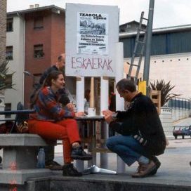 Bizilagunek egindako parodia ekimena, Atotxan eraikitzekoak ziren etxebizitzak babes ofizialekoak izan zitezen aldarrikatzeko. Plaza Haundin sei txabola eraiki eta zozketatu egin ziren. Handiena Kutxako zuzendariari tokatu zitzaion.