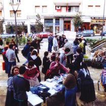 2003ko Santo Tomas Azoka Plaza Berrin. Egiako euskal preso politikoen Senideek, 2. eskuzko arropa eta liburuak saltzen eta txistorradarekin.