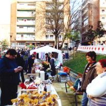 2003ko Santo Tomas Azoka Plaza Berrin. Egiako euskal preso politikoen Senideek, 2. eskuzko arropa eta liburuak saltzen eta txistorradarekin.