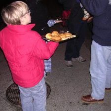 Agazkian, geldialdi bat, koplak abestu ondoren etxekoek eskainitako jaki goxoekin.