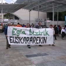 Egia Biziriken partaideak pankartarekin Euskara Egunean Plaza Handin.