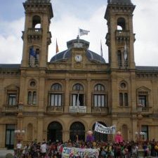 Porrontxoetako Kuadrilek antolatutako Kalejira Donostiako Udaletxera, jaien aurkako erasoak salatzeko.