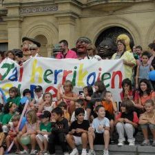 Porrontxoetako Kuadrilek antolatutako Kalejira Donostiako Udaletxera, jaien aurkako erasoak salatzeko.