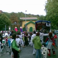 Bolinga Sound System haurrekin kalejiran, dalmataz mozorrotuta.