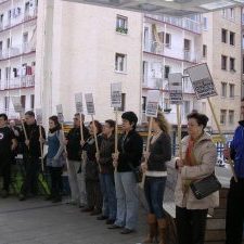 Auzoko presoen senideak Nuria Alzugarairen ongi etorrian.