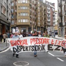 Euskal presoen aldeko manifestazioa Euskal Preso eta Iheslariekiko Elkartasun egunean. Pankartan, presoen senideak.