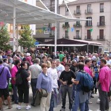 Sagardo Eguna urte horretako egitarauaren berezitasunetako bat izan zen. Plaza jendez beteta.