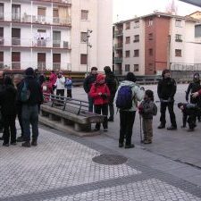 Auzokideak Plaza Haundin txangora abiatu aurretik. Aitzarte