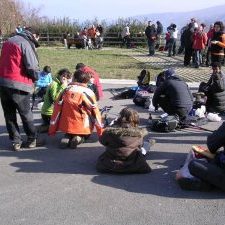 Auzokideak paseotxoaren erdian, hamaiketakoa egiten.